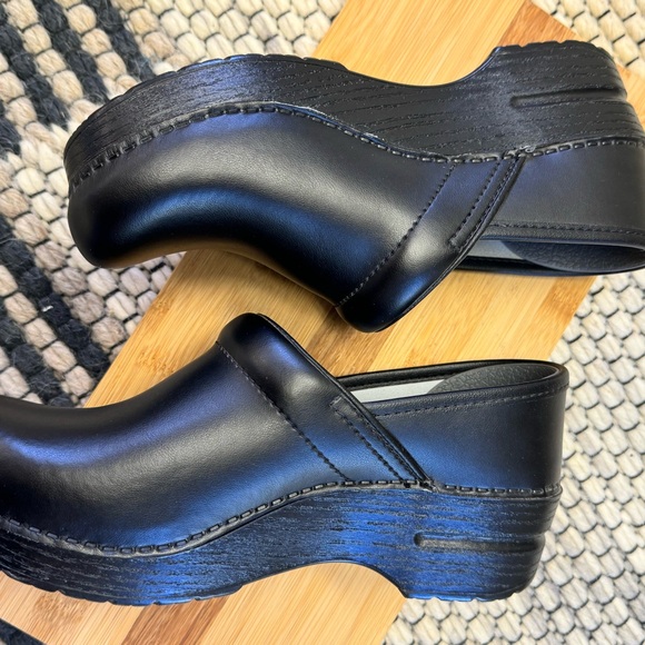 Dansko Professional Black Leather Clog Size EU 37 or US 6.5-7 - Picture 2 of 8